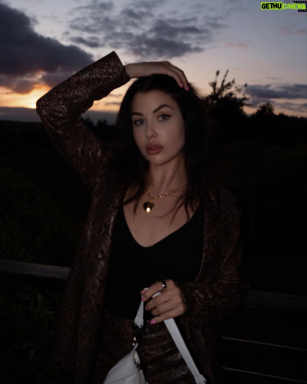 EnjoyPhoenix Instagram - Les photos que j’ai retrouvé au fond de ma pellicule 🎞️ Comment ça va vous ? J’ai trop hâte que l’automne arrive pour de vrai et qu’on remette ces puuuuuuuulls 🥲🧥