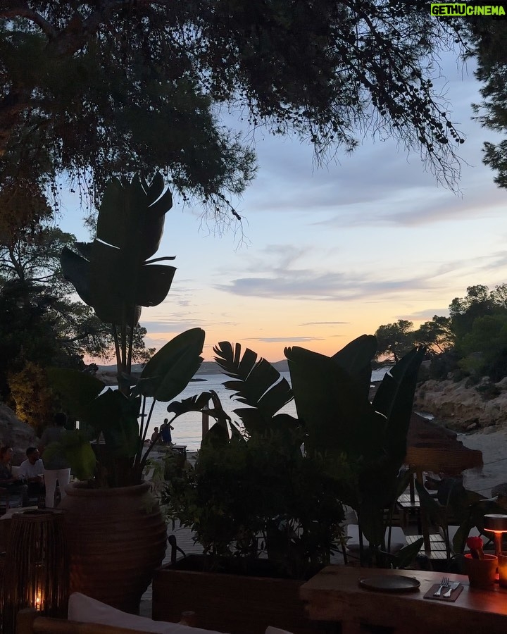 EnjoyPhoenix Instagram - La pellicule d’Ibiza 🎞️ (la dernière c’est cadeau) 1. Les cheveux salés 🌊 2. Le sel en question ⚓️ 3. Les plus beaux sunsets 🌅 4. Ranger le petit déjeuner en un seul retour à la cuisine 🍑 5. Après les 31km de vélo 💀 6. On est à Ibiza ouuuuuuuu ? 7. Le petit tatoo souvenir ♓️ 8. Un truc m’a touché le pied et j’ai paniqué 🥲 Ibiza, Spain