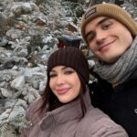 EnjoyPhoenix Instagram - Ma pellicule de Décembre (pour le moment) 🎞️ 1. La neige et l’🤍 2. Un peu de douceur 🧚 3. On refait ça quand ? 4. Selfiscenceur 🤳🏻 5. Promis je fait pas de fu** 6. Elles sont comme ça 90% du temps 7. Dîner de Noël ou Karaoké, je sais pas 🤷🏻‍♀️ 8. Celle là c’est cadeau 🤧 Paris, France