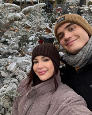 EnjoyPhoenix Instagram - Ma pellicule de Décembre (pour le moment) 🎞️

1. La neige et l’🤍
2. Un peu de douceur 🧚
3. On refait ça quand ? 
4. Selfiscenceur 🤳🏻
5. Promis je fait pas de fu**
6. Elles sont comme ça 90% du temps
7. Dîner de Noël ou Karaoké, je sais pas 🤷🏻‍♀️ 
8. Celle là c’est cadeau 🤧