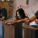 EnjoyPhoenix Instagram - Il y a bien une chose que je ne regrette pas cette année : réussir à sortir de ma zone de confort 📈 Vous n’imaginez pas à quel point je m’épanoui dans la création de contenu différents pour ma chaîne principale, c’était un risque à prendre, et même si parfois c’est compliqué, je suis ultra reconnaissante d’avoir la possibilité de concrétiser mes idées 🤍 Je jongle encore pas mal dans les contenus que je propose, mais la seule chose qui me guide c’est avant tout de m’éclater dans ce que je fais, peut importe le format, la thématique ou les stats 💀 Je veux surtout casser ce schéma où je me mets la pression H24, et continuer dans ma lancée, souhaitez moi bonne chance 😅 Mais sachez que chaque commentaire, like, partage, est toujours pris en compte, lu, apprécié et entendu, alors merci de continuer à me suivre quand mes idées partent dans tous les sens, parce que c’est qui je suis 🙏🏻 PS : vous l’aurez compris, allez voir la dernière vidéo, le lien est dans ma bio 💀 Paris, France