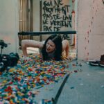 EnjoyPhoenix Instagram - Il y a bien une chose que je ne regrette pas cette année : réussir à sortir de ma zone de confort 📈 Vous n’imaginez pas à quel point je m’épanoui dans la création de contenu différents pour ma chaîne principale, c’était un risque à prendre, et même si parfois c’est compliqué, je suis ultra reconnaissante d’avoir la possibilité de concrétiser mes idées 🤍 Je jongle encore pas mal dans les contenus que je propose, mais la seule chose qui me guide c’est avant tout de m’éclater dans ce que je fais, peut importe le format, la thématique ou les stats 💀 Je veux surtout casser ce schéma où je me mets la pression H24, et continuer dans ma lancée, souhaitez moi bonne chance 😅 Mais sachez que chaque commentaire, like, partage, est toujours pris en compte, lu, apprécié et entendu, alors merci de continuer à me suivre quand mes idées partent dans tous les sens, parce que c’est qui je suis 🙏🏻 PS : vous l’aurez compris, allez voir la dernière vidéo, le lien est dans ma bio 💀 Paris, France