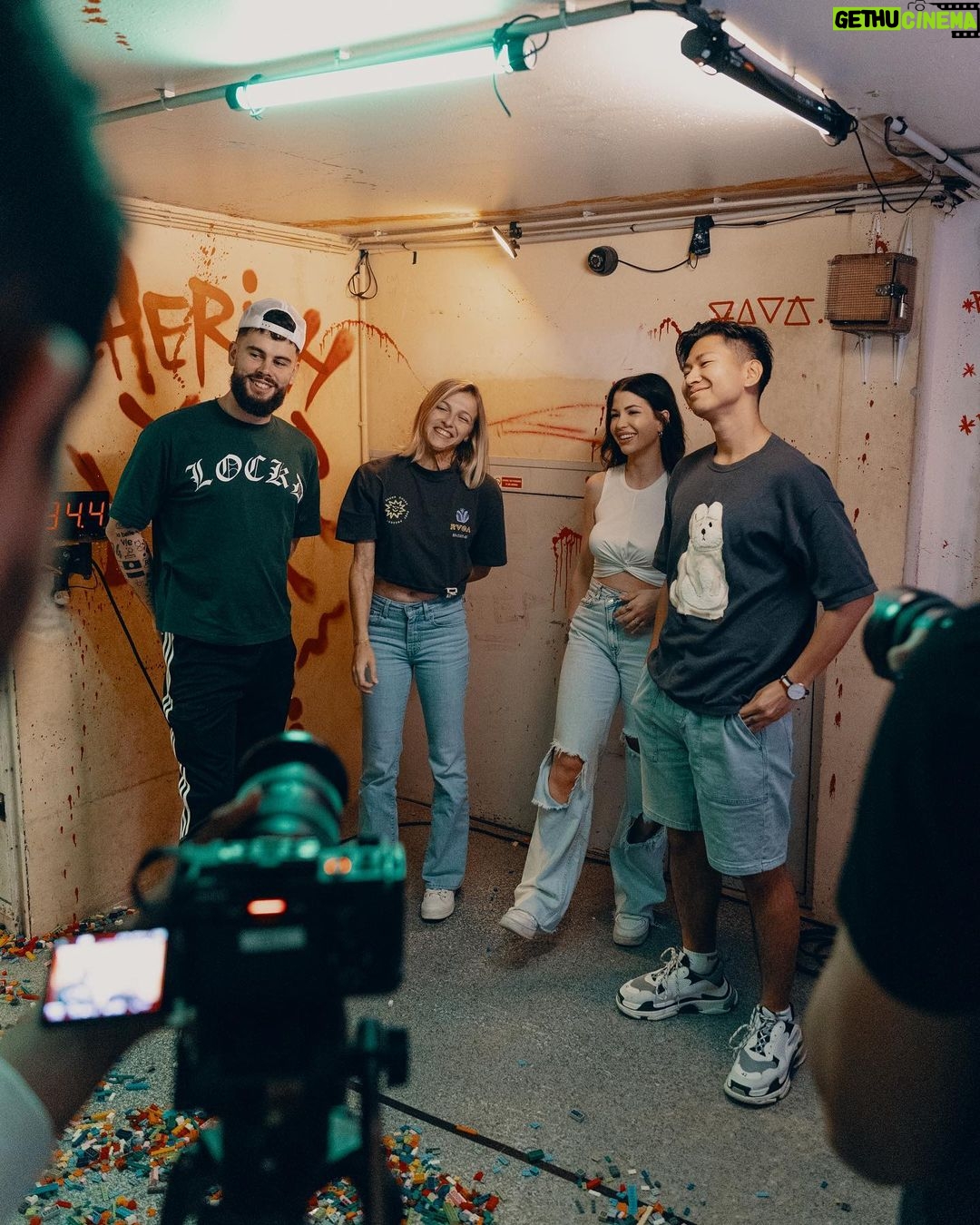 EnjoyPhoenix Instagram - Il y a bien une chose que je ne regrette pas cette année : réussir à sortir de ma zone de confort 📈 Vous n’imaginez pas à quel point je m’épanoui dans la création de contenu différents pour ma chaîne principale, c’était un risque à prendre, et même si parfois c’est compliqué, je suis ultra reconnaissante d’avoir la possibilité de concrétiser mes idées 🤍 Je jongle encore pas mal dans les contenus que je propose, mais la seule chose qui me guide c’est avant tout de m’éclater dans ce que je fais, peut importe le format, la thématique ou les stats 💀 Je veux surtout casser ce schéma où je me mets la pression H24, et continuer dans ma lancée, souhaitez moi bonne chance 😅 Mais sachez que chaque commentaire, like, partage, est toujours pris en compte, lu, apprécié et entendu, alors merci de continuer à me suivre quand mes idées partent dans tous les sens, parce que c’est qui je suis 🙏🏻 PS : vous l’aurez compris, allez voir la dernière vidéo, le lien est dans ma bio 💀 Paris, France