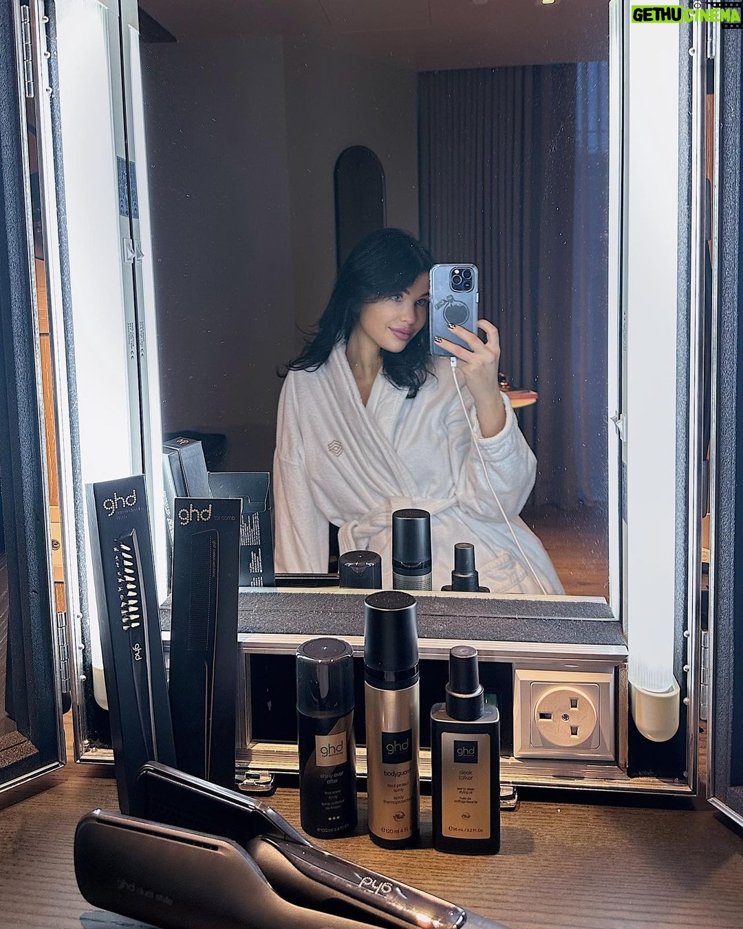 EnjoyPhoenix Instagram - ⚡️CONCOURS ⚡️ À l’occasion du Good Hair Day, on vous propose de gagner le tout nouveau (déjà iconic) GHD Duet Style ! 🖤 ( 399€ ) GHD a réalisé l’impossible : sécher et lisser avec un seul outil ! Oui oui vous avez bien lu 🫣 Le premier lisseur séchant 2-en-1 qui sèche et lisse en simultané pour un coiffage facilité et un résultat exceptionnel SANS AUCUN dommage, je vous promets que c’est HALLUCINANT. ⚡️ Pour participer : - Suivre les compte @ghdfrance et @enjoyphoenix ⚡️ - Tag en commentaire 2 personnes qui voudraient aussi le gagner 🖤 - Repost la photo dans ta story 🫶🏻 (oui ça marche si ton compte est en privé 🕵️♂️) Les résultats seront annoncés le 2 avril, bonne chance 🫣 (Concours terminé) #ghdduetstyle #collaboration #ghdfrance