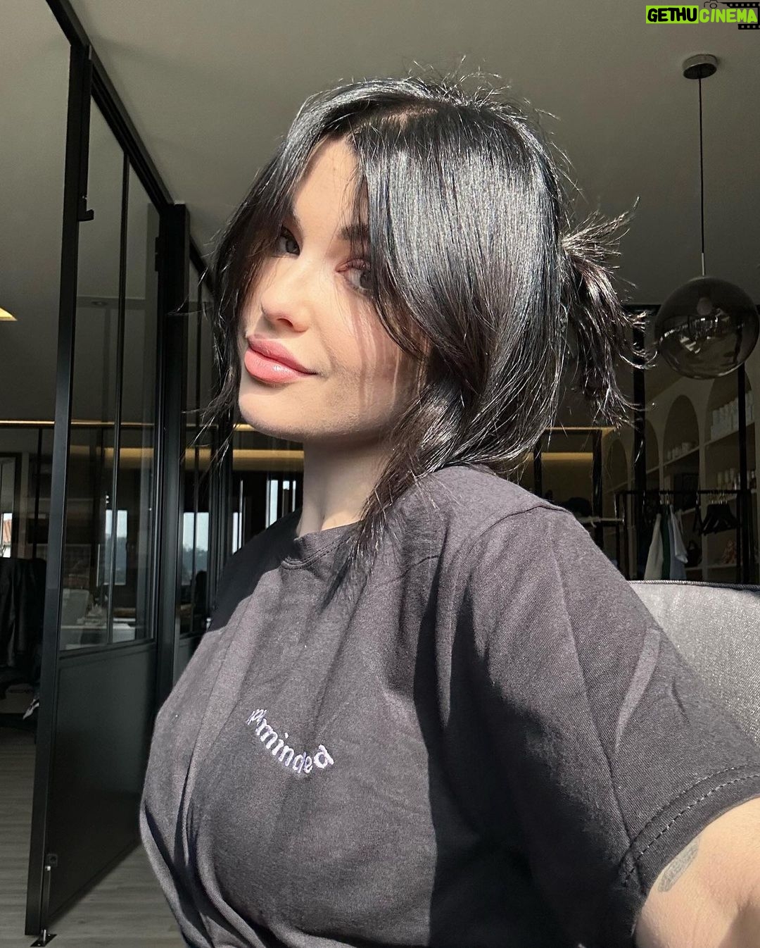 EnjoyPhoenix Instagram - dans ma pellicule 🎞️ 1. Du soleil et des nouveaux t-shirts @honestmindshop 2. Tentative échouée de Jelly 3. Nova pense avoir trouvé la planque du siècle 4. Capillairement instable 5. Bientôt dans les bacs avec @alix.grousset 6. 🐣 7. Ma nouvelle vidéo est sortie et je suis pas peu fière 🥹