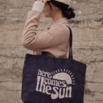 EnjoyPhoenix Instagram – Après le succès du premier tote bag @honestmindshop on vous présente le petit nouveau, toujours en édition limité of course 🫣 Lyon, France