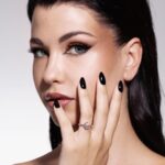 EnjoyPhoenix Instagram - Ce projet était inattendu, et pourtant … Je sors ma bague « Galatée » en co-création avec @courbetofficial Cette maison de joaillerie fabrique ses bijoux à base d’or recyclé et de diamants de synthèse (qui sont des VRAIS diamants mais cultivés en laboratoire, ce qui évite les désastres environnementaux et humains que les filières de l’or et du diamants engendrent). Je voulais une bague à mon image, classique mais différente. On a longuement travaillé sur la couleur des diamants, le design, je voulais une Lune bien-sûr, mais aussi une étoile, en fait, un fragment de galaxie ✨ Il existe des alternatives plus écologiques, il suffit juste de les connaitre, et en voici la preuve. Pour l’occasion, on avait envie de vous faire une surprise et de vous faire gagner une bague Galatée, la même que la mienne, d’une valeur de 1490€. (Concours terminé) Pour participer au jeu concours : 🌙Suivre @enjoyphoenix 🌙Suivre @courbetofficial 🌙 Inviter 2 amis à participer en commentaires 🌙 Plus de chances en repartageant le post en story 1 gagnant sera annoncé au bout d’une semaine. La co-création sera disponible pendant 1 an chez @courbetofficial en or jaune, or rose et or blanc sertie de diamants blancs et cognac. #sustainablejewellery #courbetmuse #collaboration Paris, France