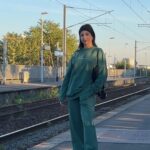 EnjoyPhoenix Instagram - Voilà, notre nouvelle co-création @honestmindshop et @kamak.store est en ligne ! Un ensemble de sport oversize ultra comfy inspiration 90s, dessiné par des femmes pour des femmes, pour renforcer l’inclusivité dans le domaine du sport, où les marques prônent généralement le court et le moulant pour les femmes 🙌🏻 J’en suis amoureuse et je ne vais plus le lâcher 🥹 Enfin disponible en édition limitée sur le site ✨ #HonestMind