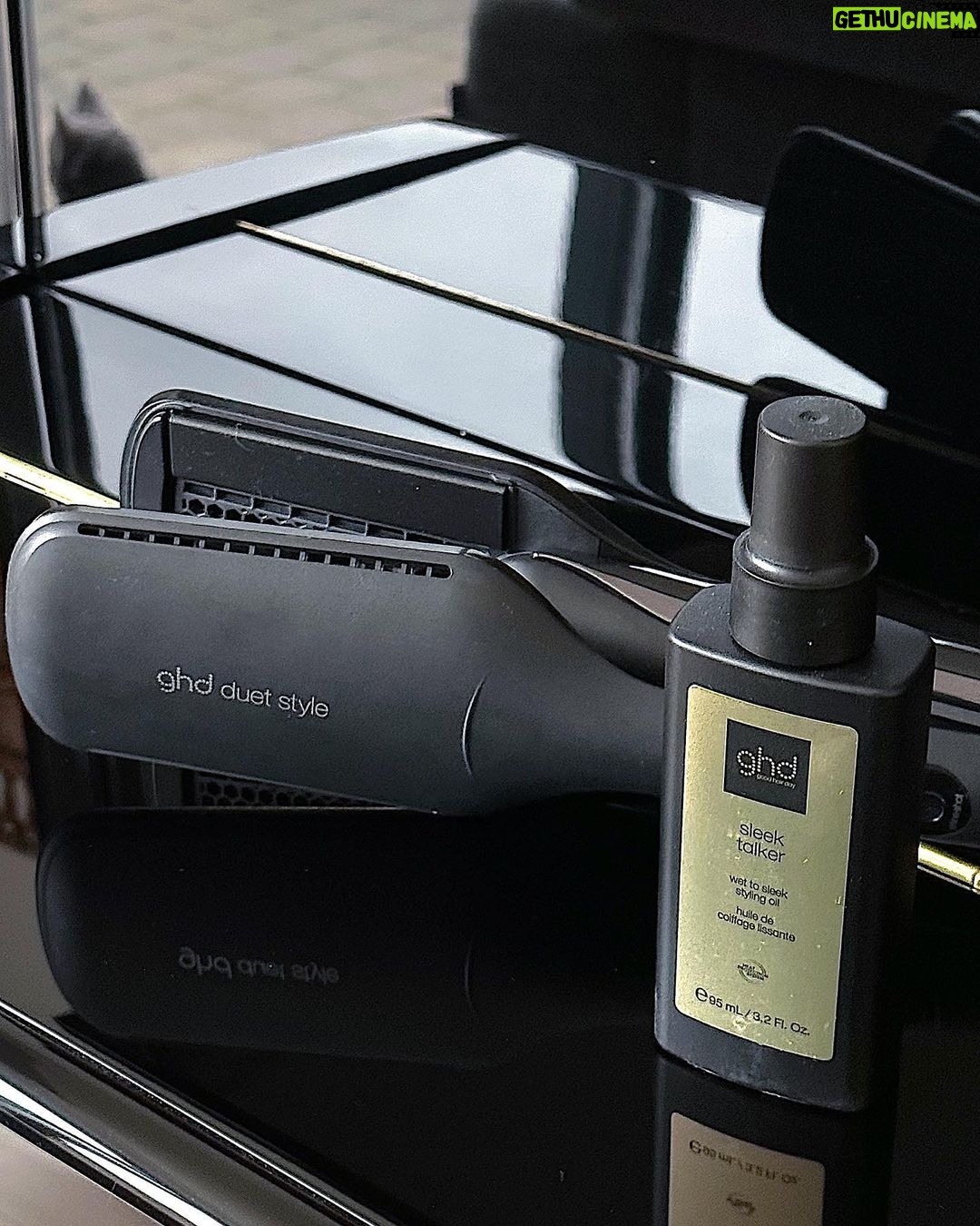EnjoyPhoenix Instagram - ⚡️CONCOURS ⚡️ À l’occasion du Good Hair Day, on vous propose de gagner le tout nouveau (déjà iconic) GHD Duet Style ! 🖤 ( 399€ ) GHD a réalisé l’impossible : sécher et lisser avec un seul outil ! Oui oui vous avez bien lu 🫣 Le premier lisseur séchant 2-en-1 qui sèche et lisse en simultané pour un coiffage facilité et un résultat exceptionnel SANS AUCUN dommage, je vous promets que c’est HALLUCINANT. ⚡️ Pour participer : - Suivre les compte @ghdfrance et @enjoyphoenix ⚡️ - Tag en commentaire 2 personnes qui voudraient aussi le gagner 🖤 - Repost la photo dans ta story 🫶🏻 (oui ça marche si ton compte est en privé 🕵️♂️) Les résultats seront annoncés le 2 avril, bonne chance 🫣 (Concours terminé) #ghdduetstyle #collaboration #ghdfrance