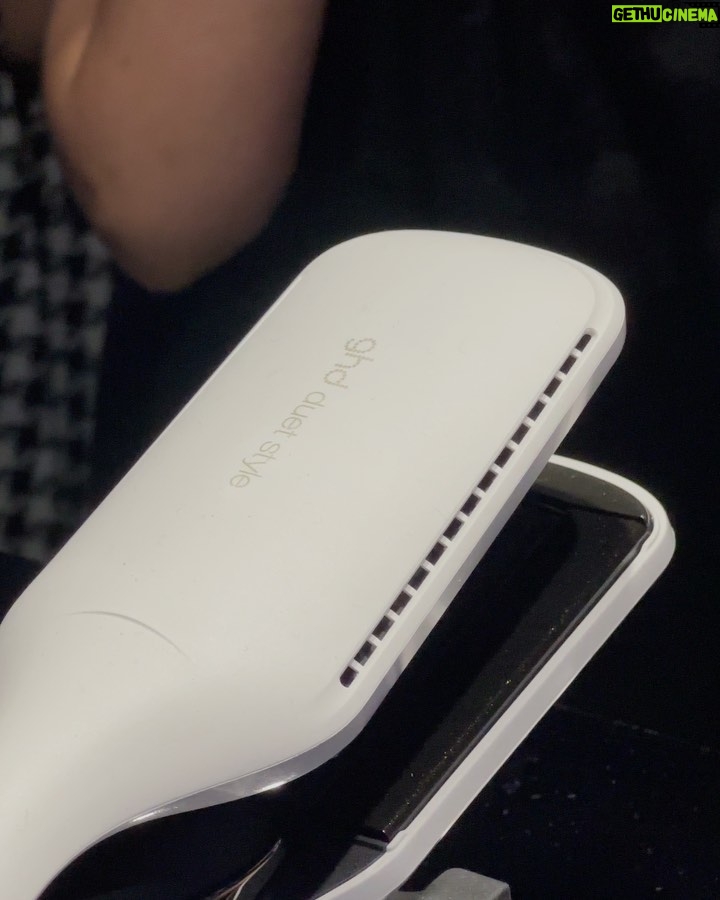 EnjoyPhoenix Instagram - ⚡️CONCOURS ⚡️ À l’occasion du Good Hair Day, on vous propose de gagner le tout nouveau (déjà iconic) GHD Duet Style ! 🖤 ( 399€ ) GHD a réalisé l’impossible : sécher et lisser avec un seul outil ! Oui oui vous avez bien lu 🫣 Le premier lisseur séchant 2-en-1 qui sèche et lisse en simultané pour un coiffage facilité et un résultat exceptionnel SANS AUCUN dommage, je vous promets que c’est HALLUCINANT. ⚡️ Pour participer : - Suivre les compte @ghdfrance et @enjoyphoenix ⚡️ - Tag en commentaire 2 personnes qui voudraient aussi le gagner 🖤 - Repost la photo dans ta story 🫶🏻 (oui ça marche si ton compte est en privé 🕵️♂️) Les résultats seront annoncés le 2 avril, bonne chance 🫣 (Concours terminé) #ghdduetstyle #collaboration #ghdfrance
