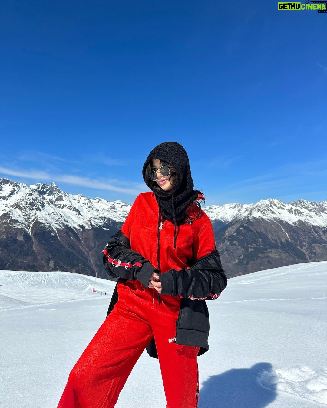 EnjoyPhoenix Instagram - In my ski monitor era ⛷️🥲 L'Alpe-d'Huez