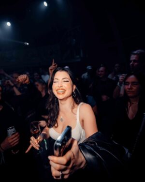 EnjoyPhoenix Instagram - Dans ma 🎞️ cette semaine :

1. 28 ans et toutes mes dents 🎂
2. Une promenade à l’assemblée nationale 🇫🇷
3. Je demande à ma copine si cette paire ira avec ma tenue 🥹
4. Un amour suspendu 🤍
5. En train de péter mon crâne ☠️ 
6. Mordage de bouche en règle 🥲
7. Un moment doux et gênant 🤌🏻
8. 😬