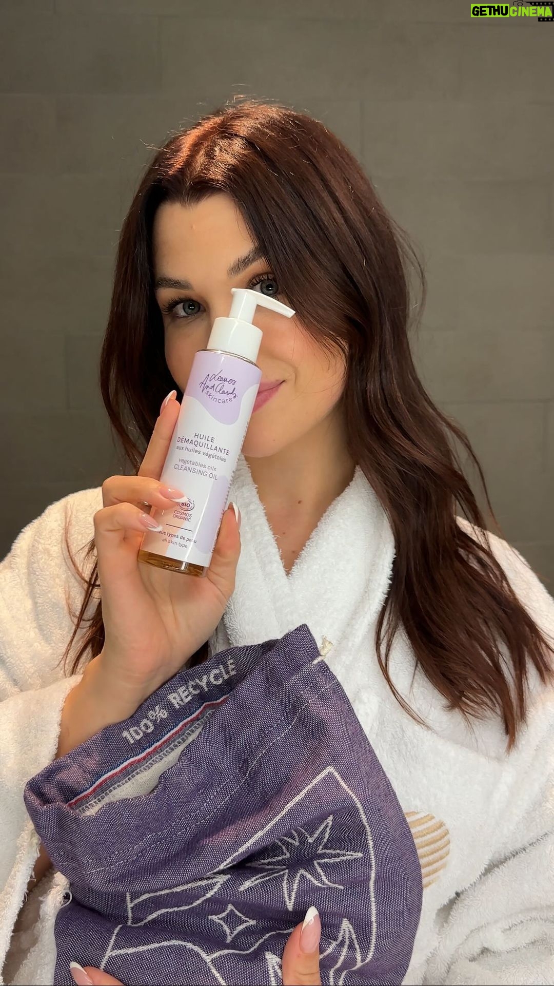 EnjoyPhoenix Instagram - J’arrive pas à croire que je peux enfin dire ça, mais notre gamme de skincare est là. Quand on sait les problèmes de peau par lesquels je suis passée, sortir notre gamme me semblait impossible et pourtant, après le travail acharné de mon équipe, on vous propose enfin notre gamme Made in France, Vegan, Cruelty free, BIO et naturelle. Le plus gros challenge était de vous proposer des produits abordables pour rendre le bio et le naturel disponibles au plus grand nombre. Pas de fioritures, on va directement à l’essentiel : la gamme est pour l’instant composée d’une huile démaquillante, une mousse nettoyante, un gommage visage, un masque et une crème de jour, et elle sera disponible demain à 18h sur le site de @leavesandclouds 🤍 C’est la première fois qu’une influenceuse sort une marque labellisée bio et j’en suis extrêmement fière. J’espère que les produits vous plairont autant qu’à moi, j’ai hâte d’avoir vos retours 🤍 Pour tout savoir allez suivre le compte @lacskincare 💜