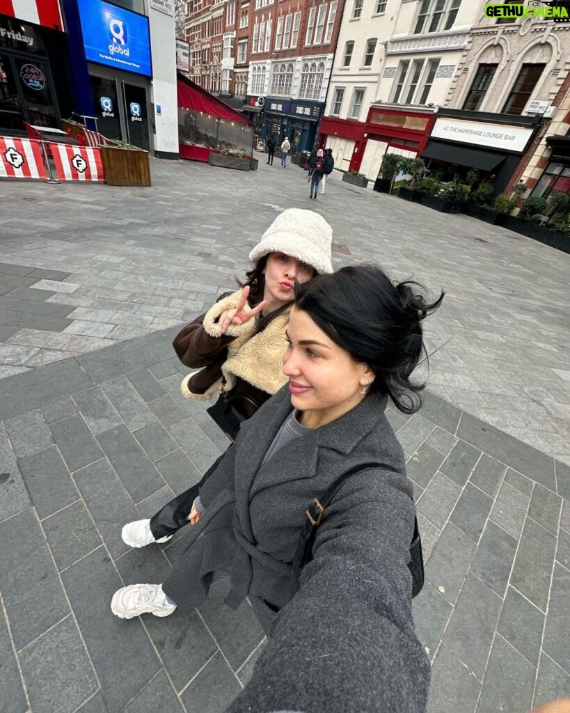 EnjoyPhoenix Instagram - dump de la semaine 🤳🏻 1. Tentative d’être mignonne dans les rues de Londres 2. Mimosa qui aura tenu une semaine 3. En train de braver le vent de Londres avec @manondtrx 4. Les bottes que je me retiens d’acheter et que je voulais voir en vrai « pour être sure » 5. La ✨vue✨ de notre chambre à Londres 6. Marie et @manondtrx apprennent les technologies @ghdfrance 7. J’ai appuyer sur le bouton maudit 8. Finir sa semaine à l’hôpital c’est trop génial (ou pas)