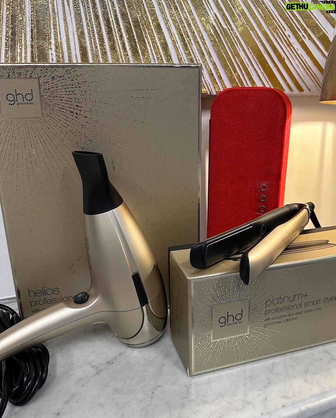 EnjoyPhoenix Instagram - ✨ CONCOURS ✨(terminé) Les amis j’ai une bonne nouvelle 👀 Un hélios et un platinum + de la collection de Noël @ghdfrance Grand Luxe sont à gagner 🏆 Pour participer : ✅ Suivre le compte @ghdfrance ✅ Suivre le compte @enjoyphoenix ✅ Tag en commentaire 2 personnes qui aimeraient gagner un de ces outils et dis moi lequel des deux tu voudrais ! ✅ Like le post 👈🏻 Les gagnant.es seront tiré.es au sort dimanche prochain ✨ Bonne chance 😬 #ghdfrance #ghdgrandluxe