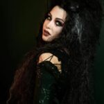 EnjoyPhoenix Instagram – BELLATRIX ☠️ J’ai pas décidé de faire ça à moitié cette année 🥹 Toute la transformation est sur ma chaîne de Vlog, on a fait le costume sur mesure avec @cinderys_art c’est ouf le travail qu’il y a derrière j’ai hâte que vous puissiez voir ça de vos yeux 👀 Poudlard – Ecole de sorcellerie