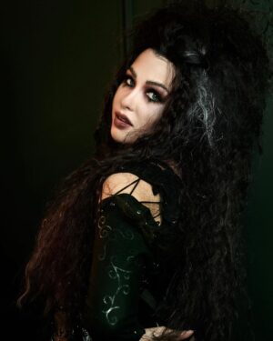 EnjoyPhoenix Instagram - BELLATRIX ☠️ J’ai pas décidé de faire ça à moitié cette année 🥹 Toute la transformation est sur ma chaîne de Vlog, on a fait le costume sur mesure avec @cinderys_art c’est ouf le travail qu’il y a derrière j’ai hâte que vous puissiez voir ça de vos yeux 👀