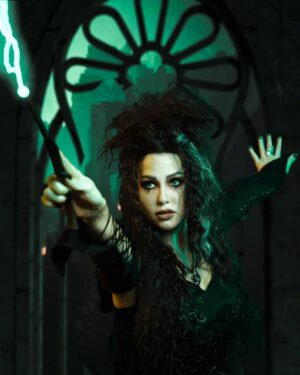EnjoyPhoenix Instagram - BELLATRIX ☠️ J’ai pas décidé de faire ça à moitié cette année 🥹 Toute la transformation est sur ma chaîne de Vlog, on a fait le costume sur mesure avec @cinderys_art c’est ouf le travail qu’il y a derrière j’ai hâte que vous puissiez voir ça de vos yeux 👀