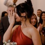 EnjoyPhoenix Instagram - Ça y est ma sœur est mariée. Quelques jours après le mariage, j’ai réalisé que je n’avais aucune photo de moi lors de ce bel événement. La réalité c’est que j’ai coupé mon téléphone pour pouvoir profiter au maximum de ce moment magique. J’avais pourtant bien commencé en filmant mon look du jour, mais une fois arrivée sur place, l’émotion et le stress m’ont envahie alors que j’étais juste témoin 🥹 J’ai donc voulu vous montrer le moment le plus réel de cette journée, lorsque j’ai vu ma sœur arriver au bras de mon papa à la mairie. Je pensais pouvoir tenir le choc mais finalement en une fraction de seconde, j’ai réalisé. J’ai réalisé que ma sœur n’était plus seulement ma sœur, mais aussi une mère et maintenant une femme, et ça m’a frappé. C’est pas le moment le plus glamour et puis je suis vraiment une ugly cryer, mais c’est sincère. La vie passe très vite, profitez des moments que vous avez avec vos proches, autant que j’ai profité de cette journée 🤍 Vive les mariés ✨
