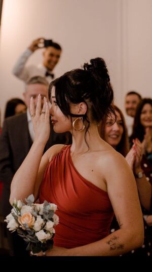 EnjoyPhoenix Instagram - Ça y est ma sœur est mariée. 
Quelques jours après le mariage, j’ai réalisé que je n’avais aucune photo de moi lors de ce bel événement. 
La réalité c’est que j’ai coupé mon téléphone pour pouvoir profiter au maximum de ce moment magique. J’avais pourtant bien commencé en filmant mon look du jour, mais une fois arrivée sur place, l’émotion et le stress m’ont envahie alors que j’étais juste témoin 🥹 J’ai donc voulu vous montrer le moment le plus réel de cette journée, lorsque j’ai vu ma sœur arriver au bras de mon papa à la mairie. Je pensais pouvoir tenir le choc mais finalement en une fraction de seconde, j’ai réalisé. 
J’ai réalisé que ma sœur n’était plus seulement ma sœur, mais aussi une mère et maintenant une femme, et ça m’a frappé. C’est pas le moment le plus glamour et puis je suis vraiment une ugly cryer, mais c’est sincère. La vie passe très vite, profitez des moments que vous avez avec vos proches, autant que j’ai profité de cette journée 🤍 Vive les mariés ✨