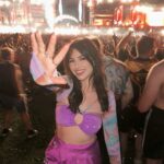 EnjoyPhoenix Instagram - Dans ma pellicule cette semaine 🎞️ 1. Live today, love tomorrow, unité forever 🦋 @tomorrowland 2. Dommage qu’il soit à 3 feuilles ☘️ 3. Petite promenade fleurie à La Gacilly 4. Massage d’anthologie = tête de hibou 🦉 5. Quick change pour aller diner 6. La meuf s’endort partout ?! @chloebrrw 7. Jamais se faire confiance chez IKEA c’est dangereux ⚠️ 8. Je sais pas qui elle regarde comme ça mais j’ai un peu peur 🔪