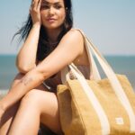 EnjoyPhoenix Instagram - UNBOXING ☀️ Notre box de l'été est désormais disponible (c'est la dernière de l'année) ! Elle se compose de 7 produits et d'un 1 totebag cabas. Un produit bonus est également offert pour les 450 1ères commandes 🏝️ En édition limitée sur @leavesandclouds !