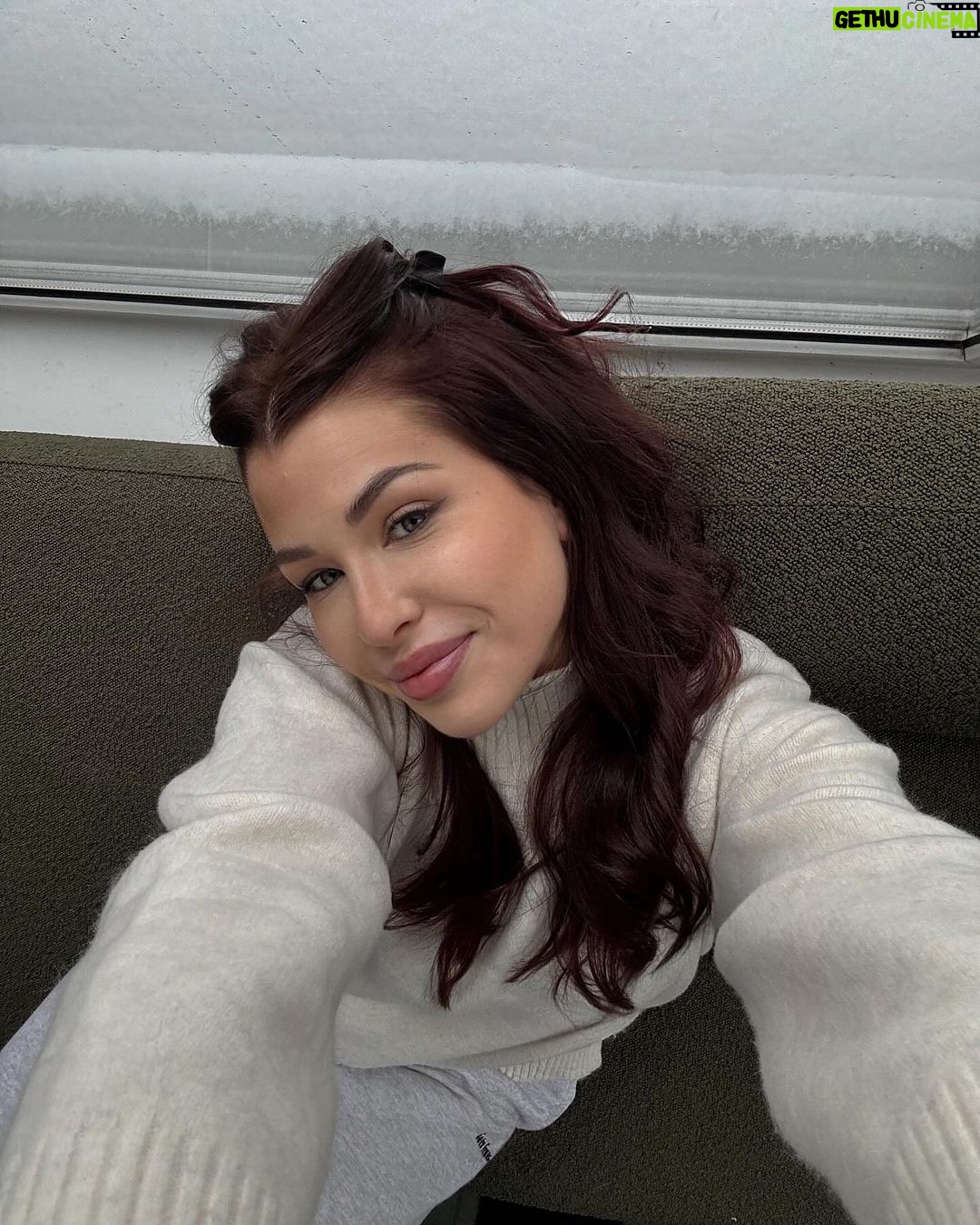 EnjoyPhoenix Instagram - Déjà la troisième semaine ✨ 1. Tout ce que j’aime 🤍 2. J’aime aussi mais moins 💀 3. On a bien profité avec @ghdfrance 🍲 4. Bientôt 9 mois que je lâche rien 💪🏻 5. Un selfie neige ❄️ 6. Je deviens un peu plus belge chaque jour 🍟 Bruxelles, Belgique