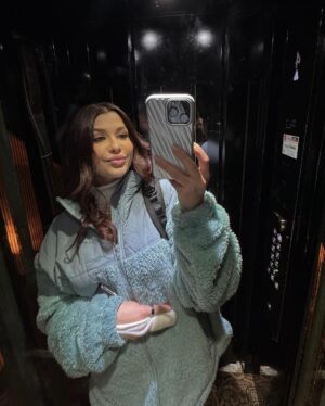 EnjoyPhoenix Instagram - Ma pellicule de Décembre (pour le moment) 🎞️

1. La neige et l’🤍
2. Un peu de douceur 🧚
3. On refait ça quand ? 
4. Selfiscenceur 🤳🏻
5. Promis je fait pas de fu**
6. Elles sont comme ça 90% du temps
7. Dîner de Noël ou Karaoké, je sais pas 🤷🏻‍♀️ 
8. Celle là c’est cadeau 🤧