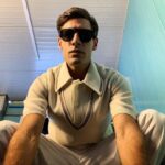 Enrico Oetiker Instagram - Ti ricordi una volta eri solo ti svegliavi prendevi il caffè nella stanza disfatta senza fare toelette ti rovesciavi sulla tua poltrona soffocato di noia sognavi guardando il letto Una che m'adorasse l'uno per l'altro insieme Lei sola al mondo s'alzerebbe sbiancata si darebbe d'attorno mi occuperei della sua toelette l'asciugherei pettinerei senza farle male le allaccerei il corsetto la vestirei di chiaro da gita in barca