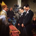 Enrico Oetiker Instagram - Sdrammatizziamo va’... Nepi, non molto tempo fa. Stiamo girando e fa un freddo porco. @federica.girardello non si sente molto bene e in un’inquadratura non può esserci: serve una sposa. E chi, se non @tersigni.ale ?! Sulla destra notiamo una professionalissima @gloria_radulescu che -complice forse una certa gelosia- resta apparentemente glaciale. Un plauso al prete, che è andato avanti come nulla fosse. Su me e Alessandro beh, stendiamo un velo pietoso... 🧘🏻‍♂️🧘🏻‍♂️