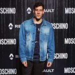 Enrico Oetiker Instagram - Quando non hai capito se devi sorridere o restare serio, e sopratutto non hai la minima idea di come o dove mettere spalle e braccia... #nonècanenonèluposasoltantoquellochenonè #gohybrid Total look @moschino