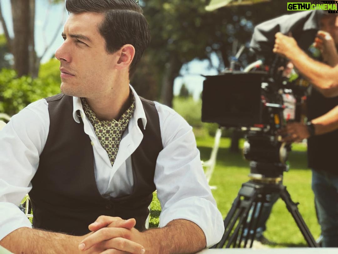 Enrico Oetiker Instagram - Quando ti dicono che è uscita la prima puntata ma tu sei lontano, troppo lontano... tutti i giorni alle 15:30 su @rai1official e ogni volta che vorrete su @raiplay_official @ilparadisodellesignorerai Videa Studi Televisivi