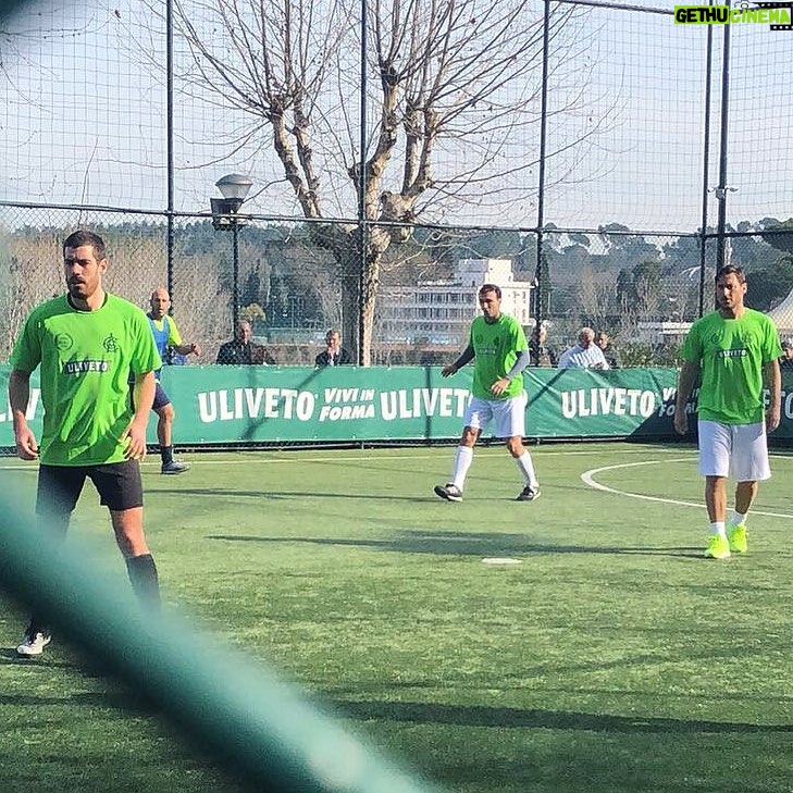 Enrico Oetiker Instagram - In questo scatto potete ammirare in azione un grande campione e grande uomo, dentro e fuori dal campo. Ah sì, a destra c’è anche Totti... ⚽️ (Ho segnato su un suo assist posso morire felice) #perleaiporci #capitano #tottigó Circolo Canottieri Aniene 1892