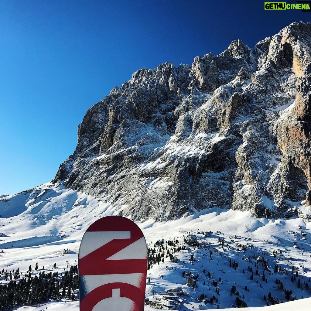 Enrico Oetiker Instagram - Peace of mind 🏂🏔 #burton #snowboarding #saslong Saslong Ski Resort - Val Gardena