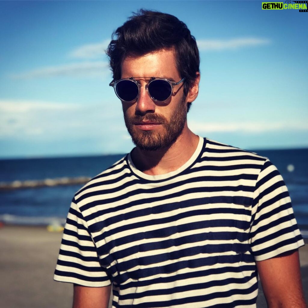 Enrico Oetiker Instagram - Gondoliere style ⚓️ T-shirt @etro Sunglasses #robsdrunk #style #venezia74 #actorslife #enricoetiker Spiaggia Miramare Lido