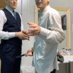 Enrico Oetiker Instagram - Strana cosa, il tempo. Due anni, così pare. Duri, meravigliosi. Che dire?!Grazie. Ai miei compazzi di viaggio, a tutti i reparti che permettono a questa giostra di girare, a chi ci ha dato fiducia e a Voi; che ogni giorno ci avete seguito... E poi a Te. Leggerti. Wow. Non poi così diversi noi in fondo, vero?! Provarti allora addosso. Per gioco; cioè sul serio. Averti quindi in affido. “Ti senti pronto?” “No, tu?” “Neanche...”. A posto: facciamolo allora, dai. Ché la paura è voglia, è linfa. Al massimo cadiamo. Tanto siamo in due...Alle brutte mi allunghi la mano, Ti allungo la mano. Partiamo. Sbagliamo. Cadiamo. Impariamo insieme. Sbagliamo. Cadiamo di nuovo. Sbattiamo i piedi, i denti, le ossa, il cuore. Sbagliamo di nuovo. Cresciamo. Impariamo a fatica, ma impariamo ad amare: ed amiamo. Immensamente amiamo. Andiamo, e torniamo. Andiamo poi, una volta ancora. Ora però davvero. Stavolta ho deciso di non continuare a darti fiato; a giocare inciampando insieme. Mi dispiace, piccolo, ma credo sia giusto così. Strana cosa il tempo. Due anni, così dicono. Duri, meravigliosi. E adesso di lasciarti andare non è che mi vada poi tanto. Ancora 5 minuti mamma, dai! E come potrei volerlo...Alzi la mano chi vuole. Da casa, dal mare, dal parco non andremmo via mai. Ancora, dai! Finché il letto non si fa stretto, finché le dita non si fanno lesse, finché il giorno non si fa sera. Vero o no?! Eppure crescere a volte vuol dire imparare a rinunciare, andare oltre. Non so se ti dimenticherò. Strana cosa, il tempo. Non so nulla. Non sono sicuro di nulla. Forse torneremo, probabilmente mi mancherai. E se così sarà, allora ti penserò delicatamente. Con quella nostalgia che riserviamo alle cose che non sono mai state. Da per sempre, mancate. Le cose queste, sole, indimenticabili. Ciao Ric 🥀 Paris, France
