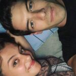 Enrico Oetiker Instagram - Quotidianità s. f. [der. di quotidiano]. – Il fatto, la caratteristica di essere quotidiano, di determinarsi e ripetersi tutti i giorni. Chi mi conosce lo sa, non sono mai stato un grande fan della quotidianità. Eppure, in un momento come questo, la cosa che più mi manca è guardarvi negli occhi e dirvi la cosa più banale -e rassicurante- del mondo: “a domani”.