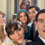 Enrico Oetiker Instagram - Quotidianità s. f. [der. di quotidiano]. – Il fatto, la caratteristica di essere quotidiano, di determinarsi e ripetersi tutti i giorni. Chi mi conosce lo sa, non sono mai stato un grande fan della quotidianità. Eppure, in un momento come questo, la cosa che più mi manca è guardarvi negli occhi e dirvi la cosa più banale -e rassicurante- del mondo: “a domani”.