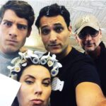 Enrico Oetiker Instagram - Quotidianità s. f. [der. di quotidiano]. – Il fatto, la caratteristica di essere quotidiano, di determinarsi e ripetersi tutti i giorni. Chi mi conosce lo sa, non sono mai stato un grande fan della quotidianità. Eppure, in un momento come questo, la cosa che più mi manca è guardarvi negli occhi e dirvi la cosa più banale -e rassicurante- del mondo: “a domani”.