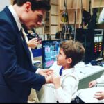 Enrico Oetiker Instagram - Quotidianità s. f. [der. di quotidiano]. – Il fatto, la caratteristica di essere quotidiano, di determinarsi e ripetersi tutti i giorni. Chi mi conosce lo sa, non sono mai stato un grande fan della quotidianità. Eppure, in un momento come questo, la cosa che più mi manca è guardarvi negli occhi e dirvi la cosa più banale -e rassicurante- del mondo: “a domani”.