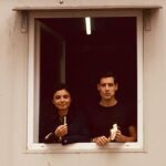 Enrico Oetiker Instagram - Quotidianità s. f. [der. di quotidiano]. – Il fatto, la caratteristica di essere quotidiano, di determinarsi e ripetersi tutti i giorni. Chi mi conosce lo sa, non sono mai stato un grande fan della quotidianità. Eppure, in un momento come questo, la cosa che più mi manca è guardarvi negli occhi e dirvi la cosa più banale -e rassicurante- del mondo: “a domani”.