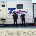 Enrico Oetiker Instagram - Quotidianità s. f. [der. di quotidiano]. – Il fatto, la caratteristica di essere quotidiano, di determinarsi e ripetersi tutti i giorni. Chi mi conosce lo sa, non sono mai stato un grande fan della quotidianità. Eppure, in un momento come questo, la cosa che più mi manca è guardarvi negli occhi e dirvi la cosa più banale -e rassicurante- del mondo: “a domani”.