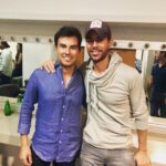 Enrique Iglesias Instagram - Gracias @schecoperez y un millón de gracias #guadalajara por una gran noche 👍🇲🇽🙏 #Repost @schecoperez ・・・ ¡Grande hermano, gracias por todo! 🇪🇸🇲🇽 Guadalajara, Jalisco