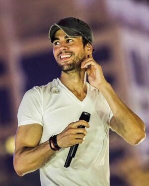 Enrique Iglesias Instagram - #ThankYou @daryasabooniha for these photos and thank you to all my fans in #Iran 🇮🇷 for your endless dedication to make it to shows!!!! love you guys.