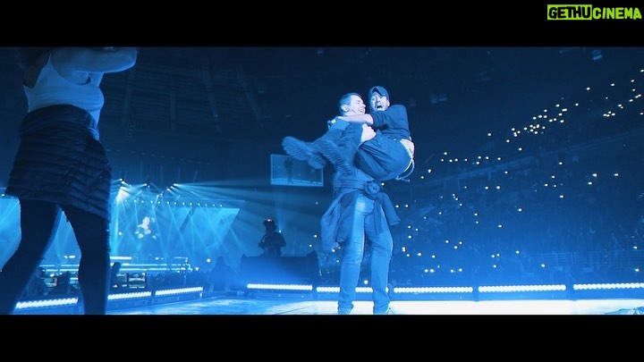 Enrique Iglesias Instagram - You guys always lift me up, Thank you! See you soon! 🤘🤘🤘🤘🤘🤘🤘🤘🤘🤘#oneloveonelove Europe