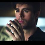 Enrique Iglesias Instagram - #TBT 2014 poder trabajar con Marco Antonio y escribir una canción para uno de mis cantautores favoritos fue inolvidable!! ... #TBT 2014 getting to work with Marco Antonio and write a song for one of my favorite singer songwriters of all time was priceless!!