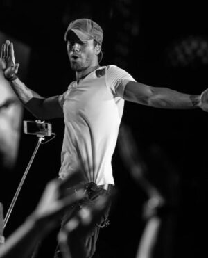 Enrique Iglesias Instagram - #ThankYou @daryasabooniha for these photos and thank you to all my fans in #Iran 🇮🇷 for your endless dedication to make it to shows!!!! love you guys.
