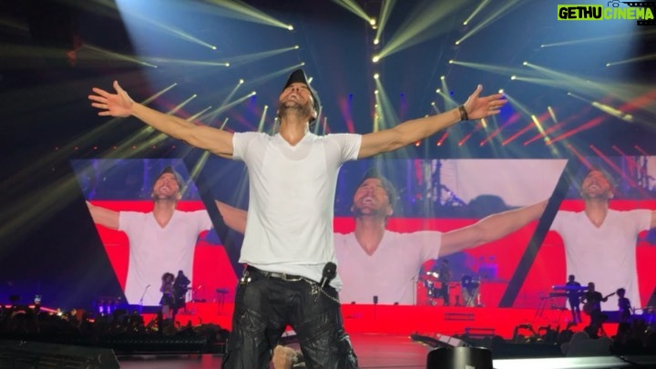 Enrique Iglesias Instagram - #thankyou #Poland for an unforgettable night!!! 馃嚨馃嚤 馃嚨馃嚤 馃嚨馃嚤 馃嚨馃嚤 馃嚨馃嚤馃檹馃徎馃檹馃徎馃檹馃徎馃檹馃徎馃檹馃徎 Krak贸w, Poland