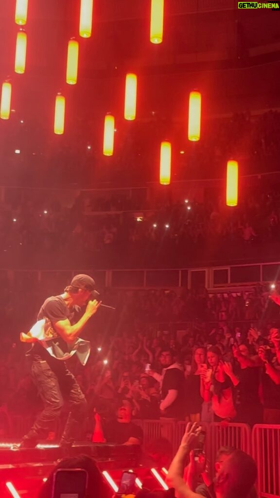 Enrique Iglesias Instagram - thank you to everyone for an amazing night 1 in Chicago! #TheTrilogyTour United Center Chicago
