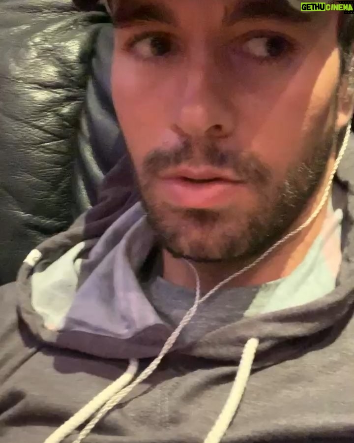 Enrique Iglesias Instagram - Trying to keep my sidekick awake during rehearsal. #jack